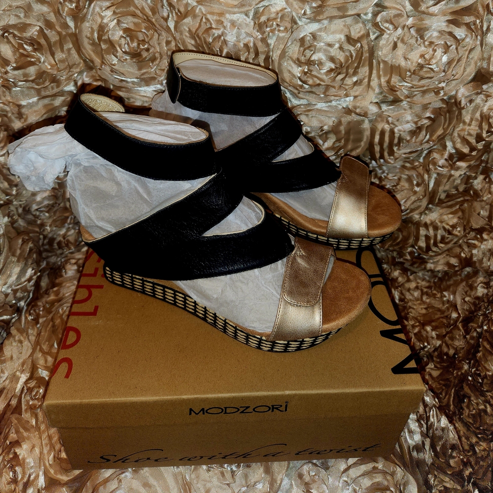 Elegant Black and Gold Women's Wedges - Picture 7 of 13